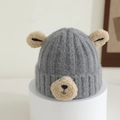 Vue détaillée du bonnet tricoté gris pour bébé avec oreilles d'ours et texture douce - 1-4 Ans / Gris