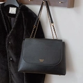 Borsa a tracolla in pelle nera con catena dorata e logo metallico del marchio - Nero