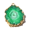 Primer plano de colgante de ágata verde con borde chapado en oro y núcleo natural - Colgante de Girasol de Ágata Verde / Verde