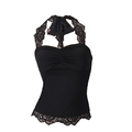 Detail eines schwarzen Halterneck-Tops mit floralem Spitzenbesatz und gerippter Strickstruktur - S / Schwarz