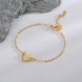 Bracelet coeur doré élégant avec lettre L gravée et chaîne à maillons fins - L