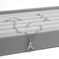 Nahaufnahme einer silbernen Edelstahlhalskette mit einem großen Buchstaben A Anhänger - Buchstabe A / Silber