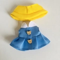 Blaues Plissee-Puppenkleid mit Bärenknöpfen und gelbem Fischerhut für 17cm Plüschfigur - Geeignet für 17cm Anhänger / Offener Hut + Kleiner Blauer Rock