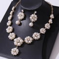 Elegantes goldenes Brautschmuck-Set mit weißer Perlenkette und floralen Ohrringen - Gold