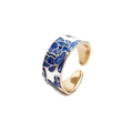 Anello regolabile con motivo floreale in smalto blu e bianco su base dorata - Aperto Regolabile / Stile Foglia Floreale Blu e Bianca (CR0417DX) / Oro/Blu/Bianco