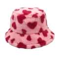 Nahaufnahme von rosa Plüsch-Anglerhut mit roten Herzmustern und weicher Pelzoptik - M(56-58cm) / Rotes Herz (Rosa Basis)