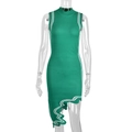 Detalle del vestido de punto verde sin mangas con rayas blancas y un dobladillo ondulado - Verde
