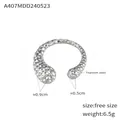 Detalle del anillo de acero de titanio martillado con info de anchura y peso de 6,5g - Color Acero