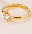 Luxe vergulde ring met een briljante rondgeslepen zirkoon in een stevige klauwzetting - US 6 / Goud