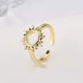 Detailansicht des vergoldeten sonnenförmigen Rings mit hohlem kreisförmigem Zentrum - Sonne Hohlstil / Gold