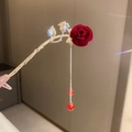 Primer plano detallado de un pasador de pelo dorado con rosa roja de terciopelo - 33# Horquilla de Borla de Flor de Rosa Flocada Roja