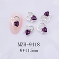 Détails macro de bijoux d'ongles en forme de cœur violet avec cadres en argent et zircons - Style de Zircon Violet Foncé à Base d'Argent(9418)