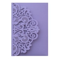 Détail de la pochette d'invitation violette découpée au laser avec motif floral en dentelle - Lilas