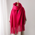 Détail d'une écharpe en mohair magenta doux avec franges portée sur un manteau beige - Rouge Rose / 240x38cm