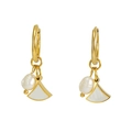 Pendientes dorados en forma de abanico con incrustación blanca y perlas elegantes - Dorado