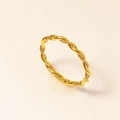 Detailweergave van het gedraaide touwontwerp en de golvende gouden afwerking van de ring - US 6 / Goud
