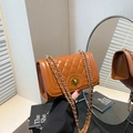Bolso bandolera acolchado marrón con cierre giratorio dorado y correa de cadena - Marrón