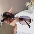 Ovale Metall-Sonnenbrille in Gold mit lila Verlaufsgläsern für einen stylischen Look - Silberner Rahmen Grau-Rosa Gläser