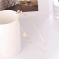 Serre-tête doré élégant orné de perles en cœur et cristaux posé sur une tasse blanche - Style Cœur Doré (C8132)