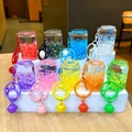 Lot de porte-clés canette de soda avec sable mouvant pailleté et clochettes colorées - Style Fermoir Mousqueton / Style de canette de cola lumineuse (Mélange aléatoire)