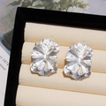 Boucles d'oreilles fleurs argentées à double épaisseur avec texture de pétales - Argenté