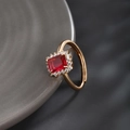 Anillo ajustable bañado en oro con gema roja rectangular grande y halo de cristales - Abierto Ajustable / Chapado en Oro de 18K-Rojo Rubí