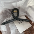 Pince à cheveux extra large noir mat pour cheveux épais dans un panier tressé - Gris Lin
