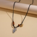 Détail du collier en corde de cire vintage avec perles en céramique et pendentif raisin - Pendentif Grappe de Raisin Argent