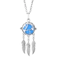 Collar atrapasueños plateado con cuenta azul y tres plumas sobre fondo blanco - Atrapasueños Plata Bola Azul (02)