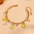Pulsera de cadena dorada con dijes de frutas esmaltadas, perla y estrella - Dorado (A118)