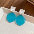 Eleganti orecchini geometrici con perni quadrati bianchi e pendenti blu acqua trasparenti - Stile Disco Geometrico (61#) / Blu Lago