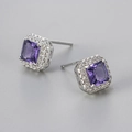 Dettaglio macro degli orecchini in argento S925 con zircone viola a taglio quadrato - Argento Viola