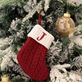 Calza natalizia in maglia rossa con risvolto bianco e lettera J ricamata sull'albero - Calza con Lettera Rossa-J