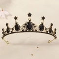 Eleganter Gold-Legierung Krone mit edlen schwarzen Strasssteinen und Kristallen - Gold/Ovaler Schwarzer Stein