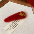 Détail de la pince à cheveux rouge floquée avec ornement de poney doré sur fond textile - 12# BB Clip-Triangle-Or/Rouge-Unique