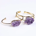 Brazalete ajustable con racimo de geoda de amatista natural y acabado en chapado oro - Split Ring / Dorado