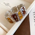 Detalle del brazalete vintage con motivos de estrellas e incrustaciones de resina ámbar - Plata Ámbar y Marrón Empalme