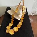 Collana bohémien con perline di conchiglia sfumate da donna con perle di resina color ambra - Caffè / Catena Argentata