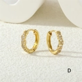 Vista macro de pendientes de aro de oro 18K con circonitas cúbicas brillantes engastadas - Blanco Transparente