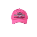 Gros plan sur la casquette rose avec broderie détaillée de dauphin et texte - Taille Unique Adulte(56-58cm) / Rose Rouge
