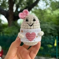 Handmade crochet positive potato doll with a pink bow holding a motivational card - Mist White Female Potato English Heart Card