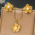 Dettaglio del set di gioielli con camelia e perle su una scatola espositiva marrone - Stile Fiore Perla (N2966)