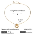 Collana in acciaio inossidabile dorato con ciondolo ad anelli incrociati su bianco - Oro (JDN2403011)