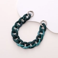 Dettaglio di una tracolla a catena in acrilico verde scuro con fibbie ad anello in metallo - Stile di Liquidazione / Marmo Verde Scuro (K265)