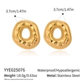 Detailansicht der 3,7 cm Donut-Ohrringe aus Edelstahl mit Größen- und Gewichtsangaben - Unregelmäßiger Hammerschlag-Rundstil (YYE025076)