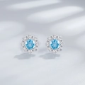 Macro-opname van zilveren bloemoorbellen met hemelsblauwe edelsteen en witte zirkoon - 925 zilver / Blauw