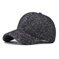 Dettaglio del tessuto a maglia grigio scuro e della fodera in pile del berretto da baseball invernale - Grigio scuro glitterato
