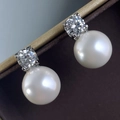 Elegante parel- en zirkonia oorbellen in zilver metaal in een luxe sieradendoosje gepresenteerd - Oorbellen