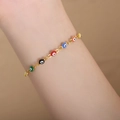 Bracelet en acier titane doré avec breloques yeux multicolores au poignet d'une femme - 18+4CM / Bracelet Coloré