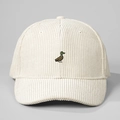 Detailaufnahme der Entenstickerei auf beigem Cordstoff mit feiner Streifenstruktur - Einheitsgröße / Beige